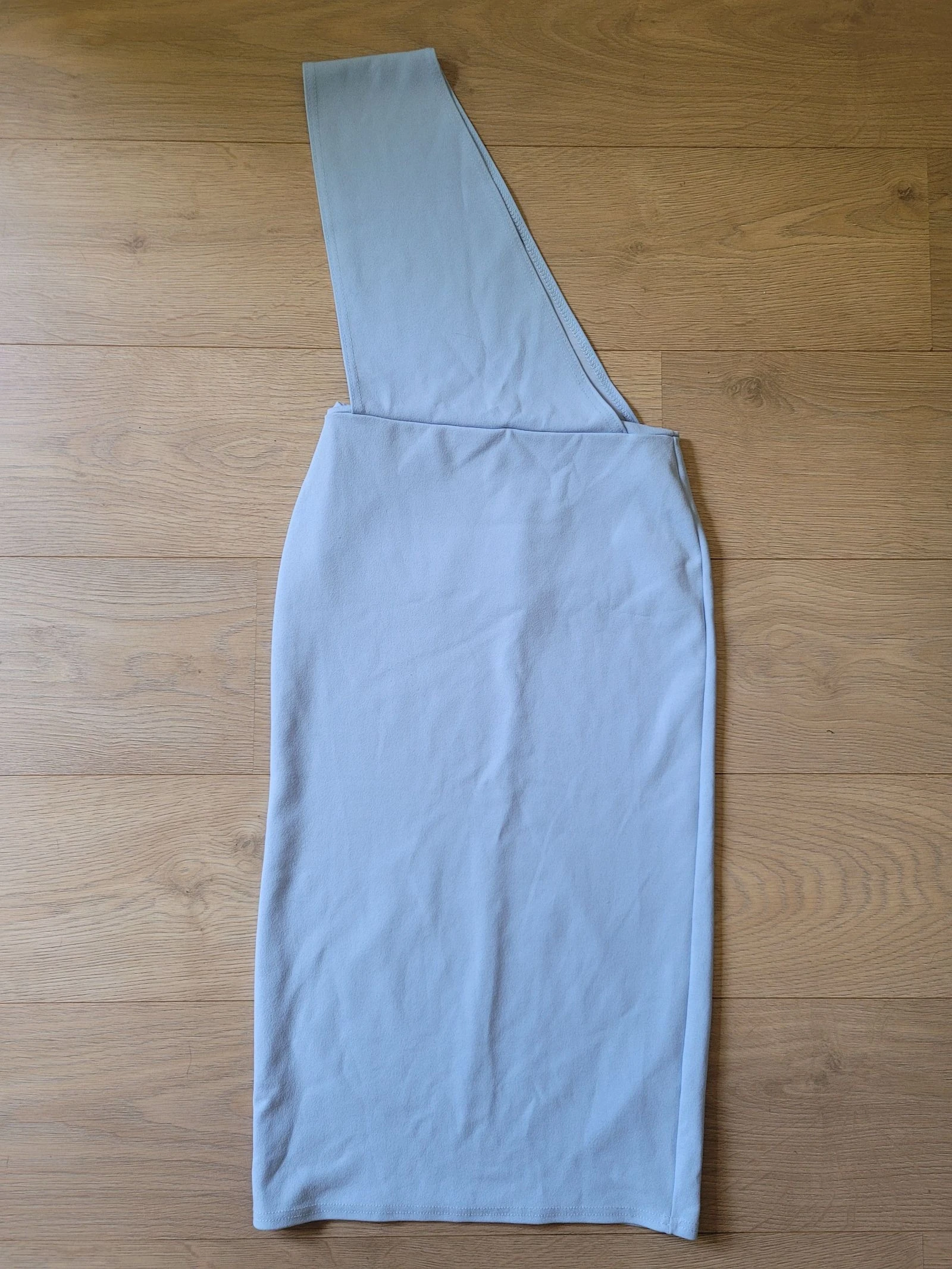 Robe asymétrique bleu ciel PrettyLittleThing – Taille 38